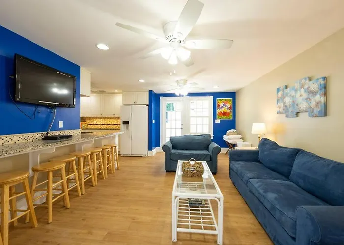 Just Steps To Duval- Sleeps 10- Heated Pool House