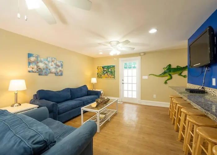 Just Steps To Duval- Sleeps 10- Heated Pool House
