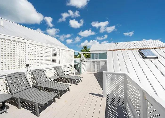 Just Steps To Duval- Sleeps 10- Heated Pool House
