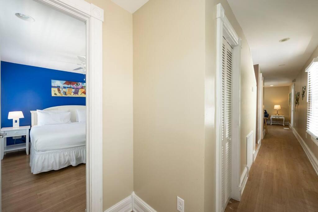 Just Steps To Duval- Sleeps 10- Heated Pool House Key West