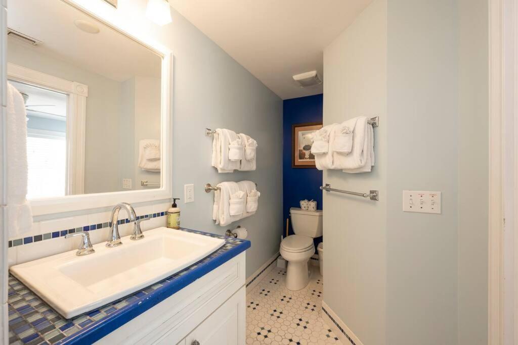 Just Steps To Duval- Sleeps 10- Heated Pool House