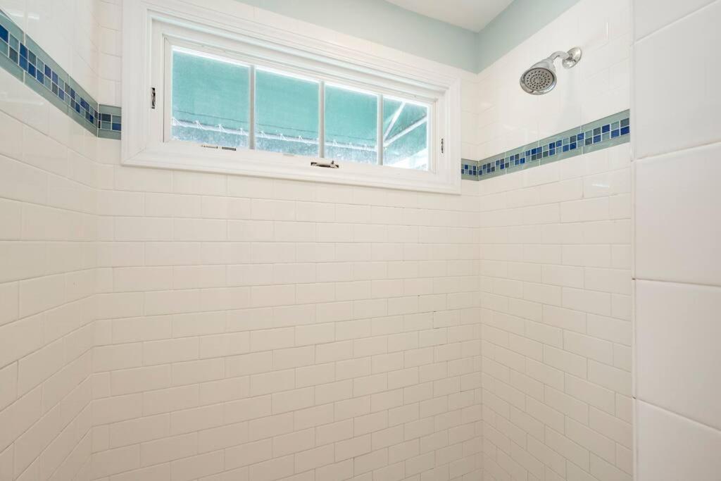 Just Steps To Duval- Sleeps 10- Heated Pool House Hébergement de vacances *