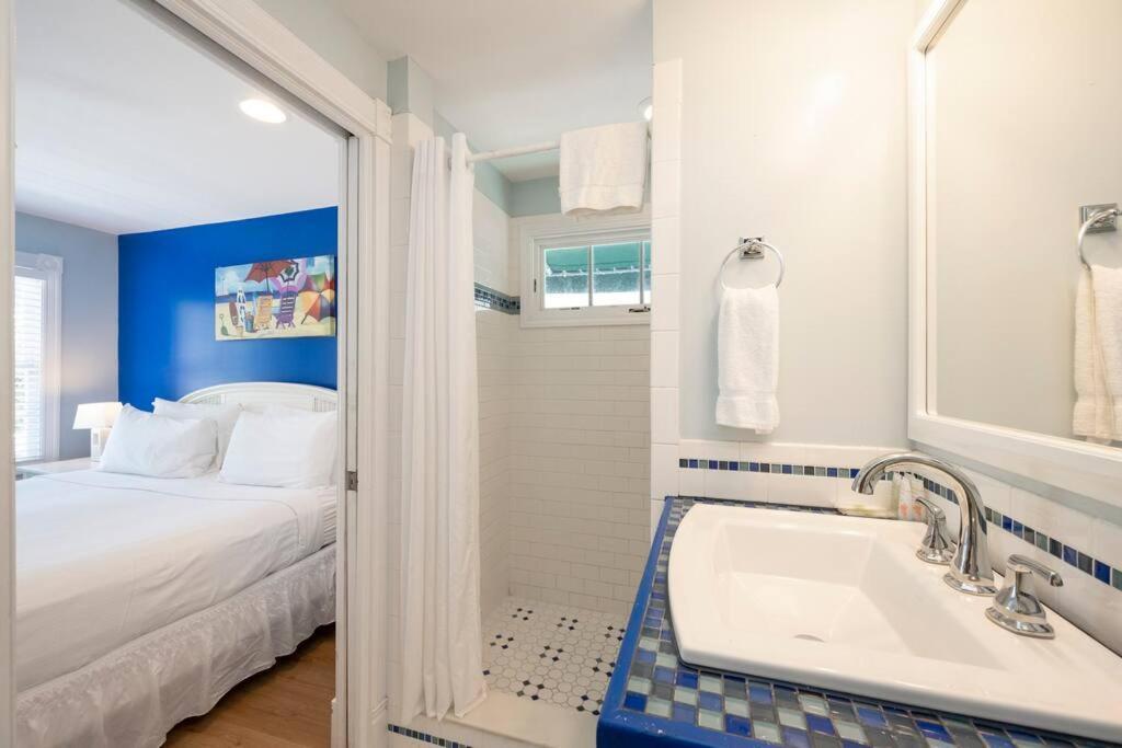 Hébergement de vacances Just Steps To Duval- Sleeps 10- Heated Pool House