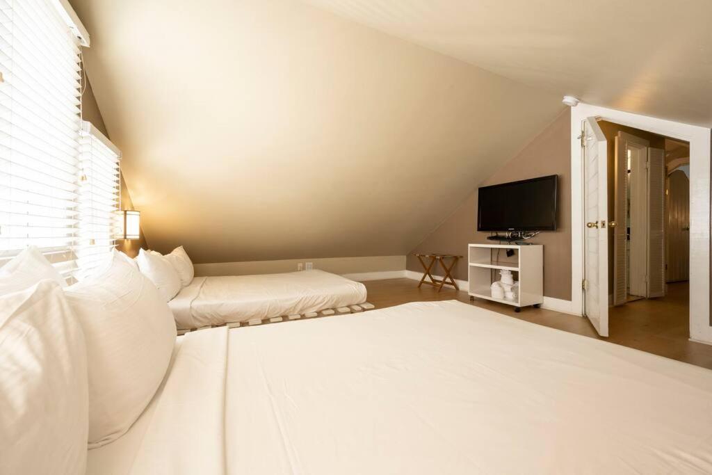 Hébergement de vacances Just Steps To Duval- Sleeps 10- Heated Pool House
