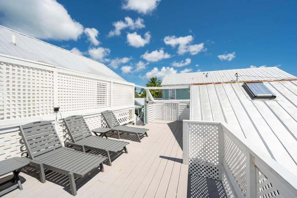 Hébergement de vacances Just Steps To Duval- Sleeps 10- Heated Pool House