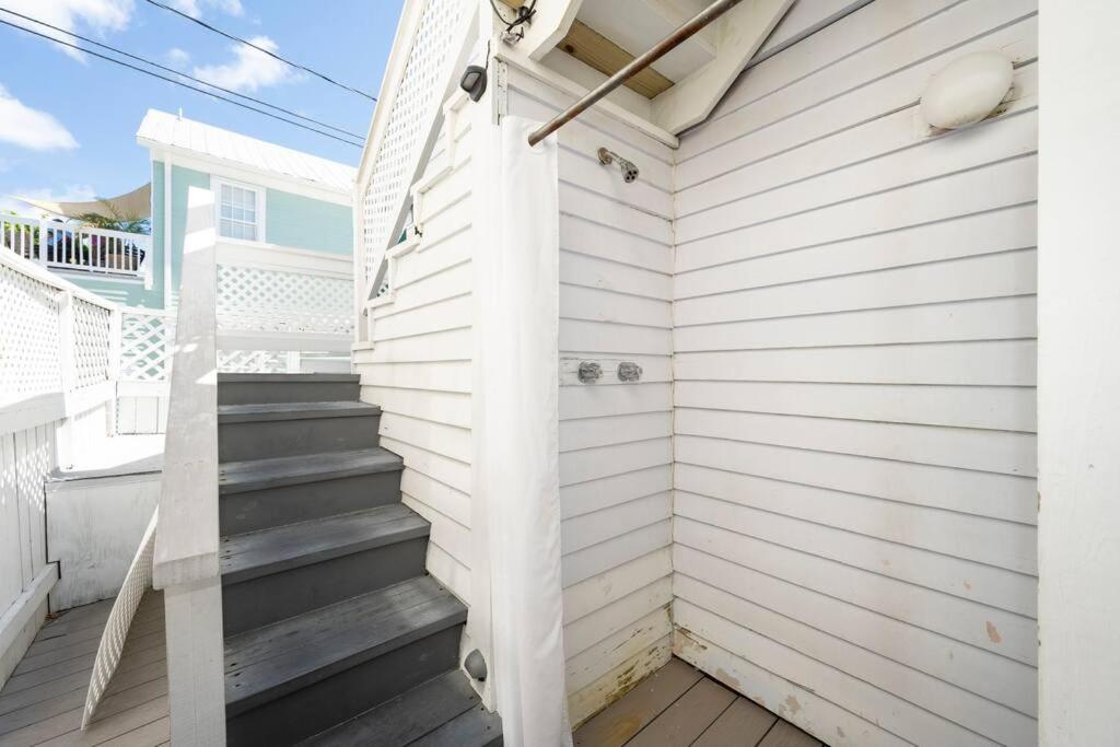 Hébergement de vacances Just Steps To Duval- Sleeps 10- Heated Pool House *