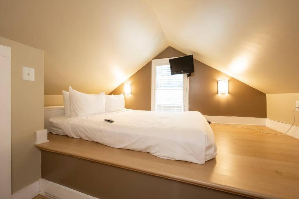Just Steps To Duval- Sleeps 10- Heated Pool House Key West
