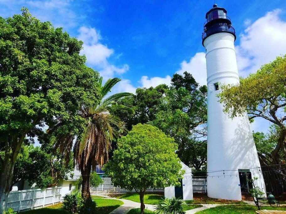 Just Steps To Duval- Sleeps 10- Heated Pool House Hébergement de vacances Key West