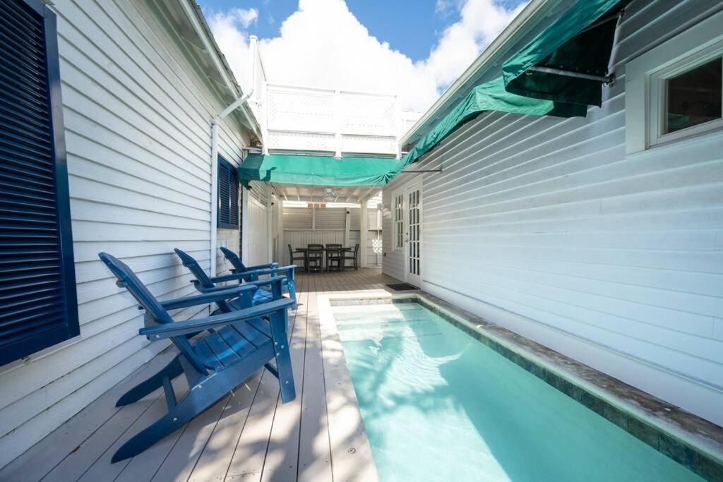 Just Steps To Duval- Sleeps 10- Heated Pool House Hébergement de vacances Key West