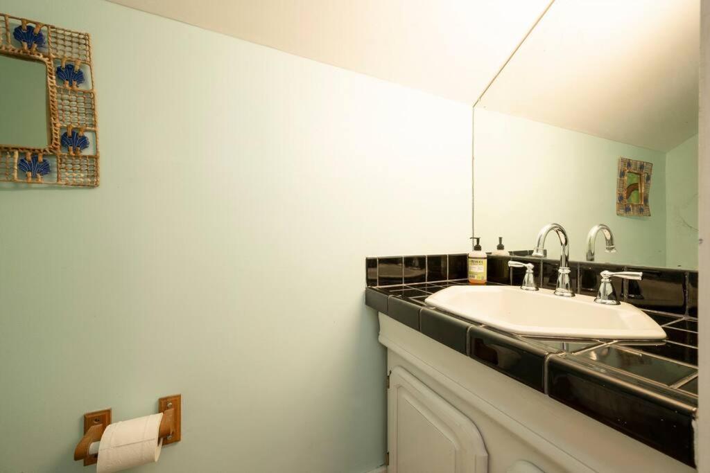 Hébergement de vacances Just Steps To Duval- Sleeps 10- Heated Pool House