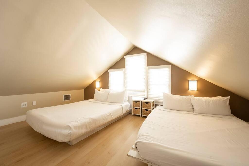 Just Steps To Duval- Sleeps 10- Heated Pool House *