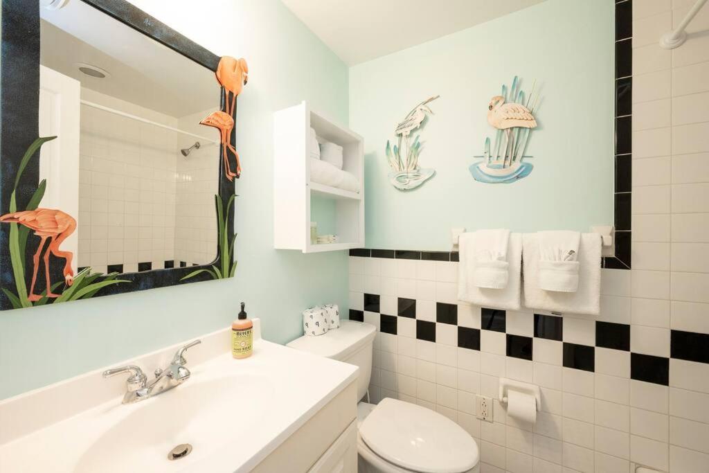 Hébergement de vacances Just Steps To Duval- Sleeps 10- Heated Pool House