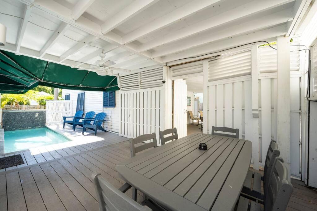 Just Steps To Duval- Sleeps 10- Heated Pool House Hébergement de vacances *
